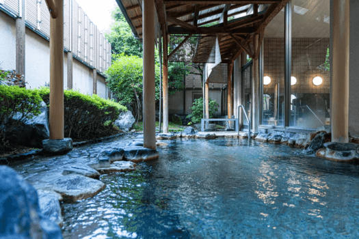 *【露天風呂】温かい湯船に浸かりながら、自然のぬくもりに心癒されるひと時。