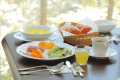 朝食一例（大人）。内容は、パン・スープ・卵料理など。