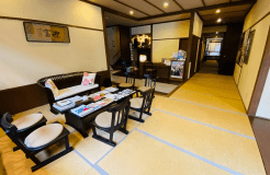 スリッパ無しでお寛ぎいただける館内。
ご自宅のようにリラックスしてお過ごしください。