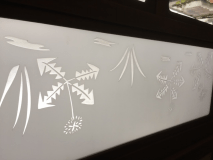 廊下には昭和の飾り細工が残るガラス窓