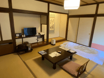 10畳和室（禁煙）３名様までお泊りいただけます。
桜色をモチーフにした女性に人気のお部屋です。