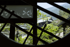 ２階　旭の間から望む三門