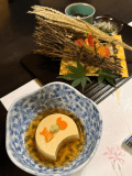 秋の身延会席【一例】
・月見豆腐
・八寸
(海老芝煮・寒天もみじ・いぶりがっこチーズ・岩もずく菊花菊菜ひたし・合鴨ロース・丸十レモン煮) 秋の身延会席【一例】
・月見豆腐
・八寸
(海老芝煮・寒天もみじ・いぶりがっこチーズ・岩もずく菊花菊菜ひたし・合鴨ロース・丸十レモン煮)