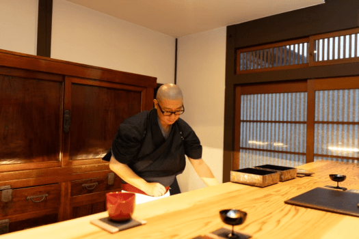 カウンター席で板長と会話を楽しみながら五感で味わう至極の時間をお楽しみください。※1日1組限定 カウンター席で板長と会話を楽しみながら五感で味わう至極の時間をお楽しみください。※1日1組限定