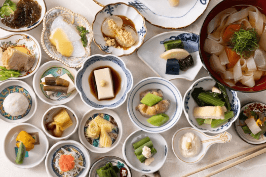 郷土料理を18種類の小鉢にした見た目も鮮やかで食べ応えのある朝ごはん　※お料理は一例です。
