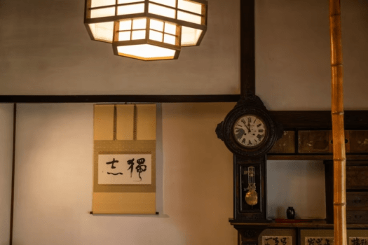 「よろぶちの間」江戸時代から280年もの時を刻み続ける、囲炉裏を構えたロビーは、まさに【非日常】です。 「よろぶちの間」江戸時代から280年もの時を刻み続ける、囲炉裏を構えたロビーは、まさに【非日常】です。