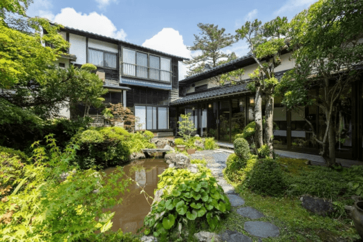 *【中庭】建物、お部屋、庭園の全てが美しい和の空間です。 *【中庭】建物、お部屋、庭園の全てが美しい和の空間です。