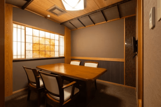 棋聖戦で対局者が泊まられた【紫苑(しおん)】露天風呂とダイニングルームがついたお部屋です。 棋聖戦で対局者が泊まられた【紫苑(しおん)】露天風呂とダイニングルームがついたお部屋です。