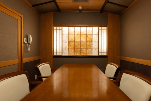 棋聖戦で対局者が泊まられた【紫苑(しおん)】露天風呂とダイニングルームがついたお部屋です。 棋聖戦で対局者が泊まられた【紫苑(しおん)】露天風呂とダイニングルームがついたお部屋です。