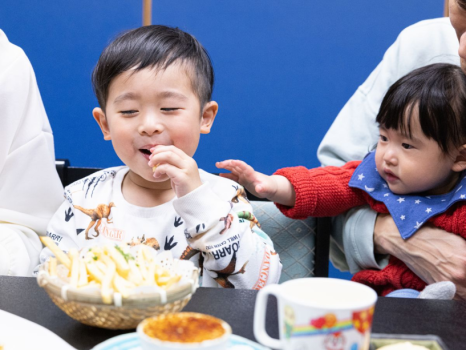 お子様のご夕食はみんな大好き山盛りポテトフライも付いてるよ！