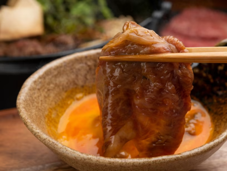 玉子を絡めてまろやかになった肉をご賞味ください