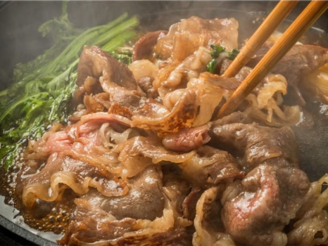 甘辛い割下でグツグツ♪五感を刺激するすき焼きが完成！