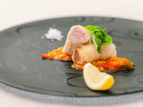地元産鮮魚のレア春巻き　～サルサソース～