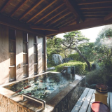 露天風呂付客室「出雲-IZUMO-」の露天風呂は"めのう”を敷き詰めた贅沢な造り