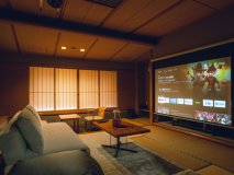 ホームシアタールーム～プロジェクターと100インチのスクリーン、サウンドバー完備