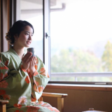 窓際の席でお茶を飲みながら庭園に癒されるひととき…