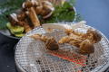 香ばしく焼き上げた松茸の、豊かな香りと食感を楽しむ秋の味覚。素材本来の風味をシンプルにご堪能いただけます。 香ばしく焼き上げた松茸の、豊かな香りと食感を楽しむ秋の味覚。素材本来の風味をシンプルにご堪能いただけます。