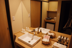 お部屋には各種アメニティを取りそろえております。写真は川側12畳のお部屋