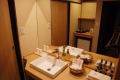 お部屋には各種アメニティを取りそろえております。写真は川側12畳のお部屋