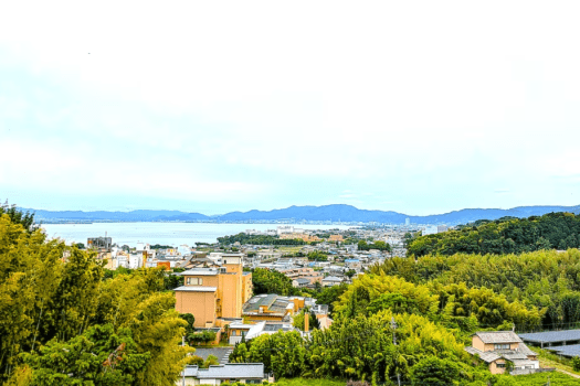 １階・喫茶「梅桃（ゆすらうめ）」～びわ湖が一望できる景色が自慢です～