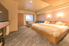 露天風呂付客室「エグゼクティブ里山プレミアム（洋室）」（客室一例）　車椅子でのご利用にも配慮した、ゆとりの間取りです