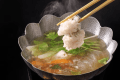 九条ねぎと瀬戸内鱧の清涼鍋　夏のグルメ会席（イメージ）