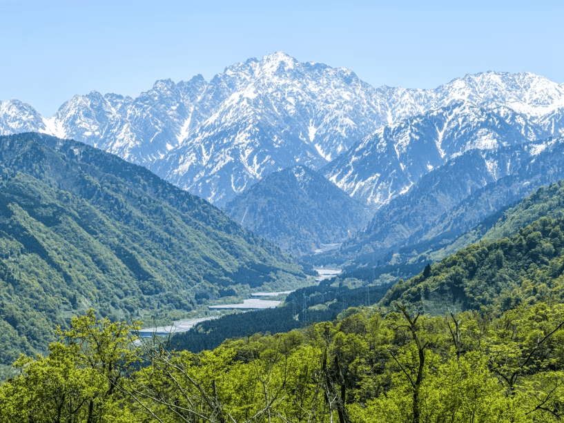【剱岳】館名の由来にもなった、新旧日本百名山に選定されている日本では数少ない氷河の現存する山です