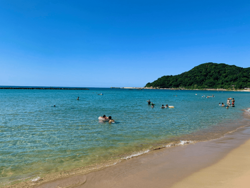 【浜詰夕日ヶ浦海水浴場】白砂のロングビーチにある、遠浅で透明度の高い綺麗な海水浴場で、小さなお子様でも安心して海水浴をお楽しみいただけます。