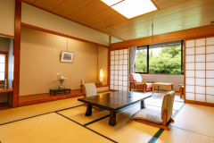 【西離れ】庭園を見ながらゆったりと過ごす、２階西離れ露天付客室。