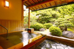 【西離れ】西離れの温泉露天風呂付客室で、庭園を見ながらゆったりとプライベートな時間を過ごして。