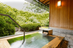 【東離れ】日本庭園に癒される、東離れの温泉露天風呂。プライベートな湯浴みをゆったりと。
