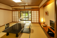 お部屋から庭園が眺められる本館露天付客室