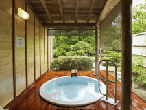 お庭を眺めながら入る露天に癒されます