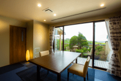 西館の2階にある露天風呂付客室からは海が眺められる