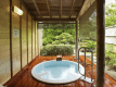 お庭を眺めながら入る露天に癒されます