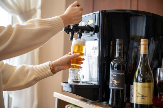 日本海が一望できるラウンジでお好きなお飲み物を飲みながらお寛ぎください。