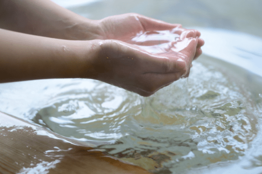 三十万年前の海水が温泉として湧き出でる