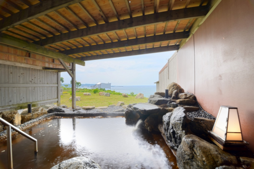 日本海の絶景に面した和風露天風呂
