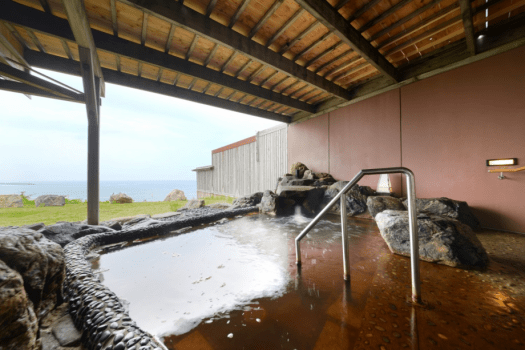 日本海の絶景に面した和風露天風呂