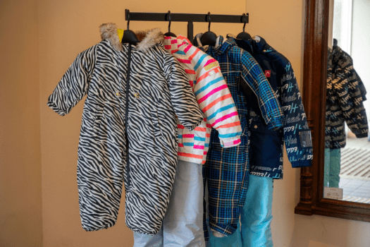 お子様のスキーウェアには数に限りがあります。貸出につきましてはご相談くださいませ。