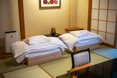 お布団はあらかじめ3つ折りにてご用意しております