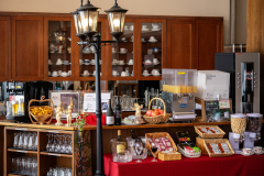 日本海が一望できるラウンジでお好きなお飲み物を飲みながらお寛ぎください。