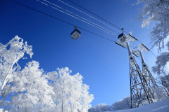 青森スプリング・スキーリゾート　ゴンドラと樹氷