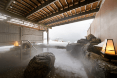 日本海を望む雪見の露天風呂