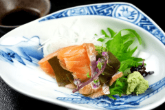 （料理例）びわます昆布〆　※時期によって提供のない場合あり