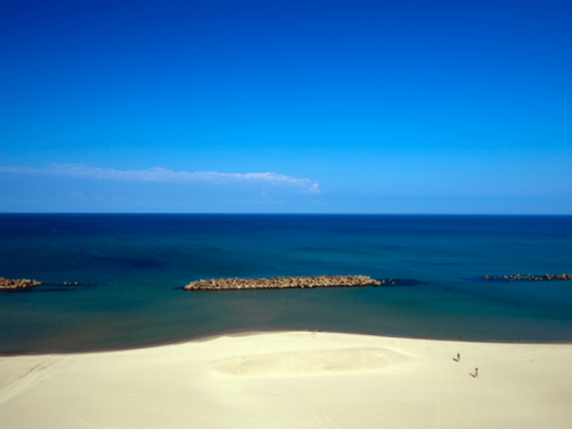 目の前は見渡す限りの青い海～庄内浜の雄大な景色をお楽しみください～