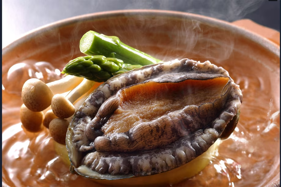 【鮑の酒蒸し】酒の香りをまとったやわらかな身は、噛むほどに磯の香りと奥深い旨みが広がります