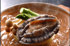 【鮑の酒蒸し】酒の香りをまとったやわらかな身は、噛むほどに磯の香りと奥深い旨みが広がります