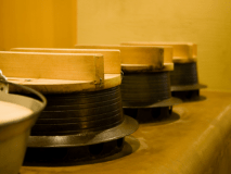 かまどから立ち上る蒸気と、ほのかな甘い香り。 かまどから立ち上る蒸気と、ほのかな甘い香り。