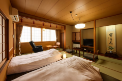 Aタイプ　「七竈」　日本の伝統的な佇まいにモダンなテイストを織り交ぜたお部屋です。お布団にはイタリア・マニフレックス社製のマットレスを使用した睡眠にこだわったお部屋です。